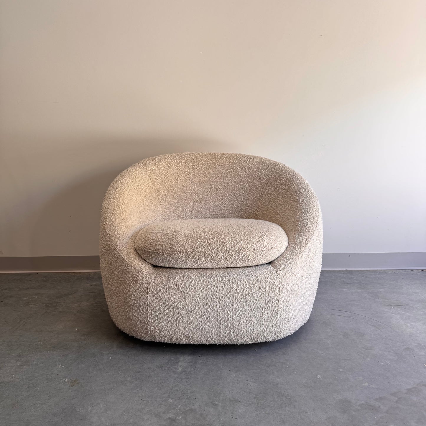 FocusOn Boucle Swivel Armchair